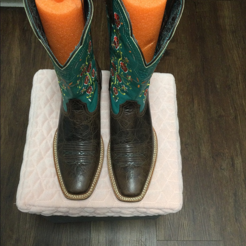 New without box, leather Ariat womens square toe boots, super cute! Size 8 1/2M